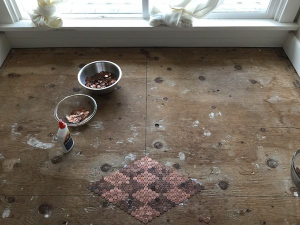 Quá trình trang trí mặt sàn bằng đồng xu của Tonya được bắt đầu từ trung tâm căn phòng