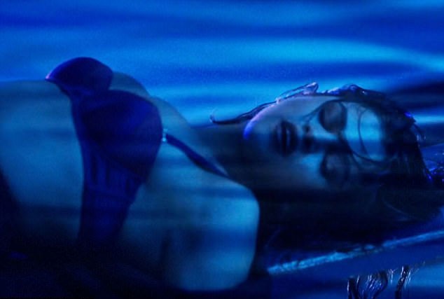 Trong những video ca nhạc hát về tình yêu gần đây, Selena ngày càng hướng tới sự sexy.