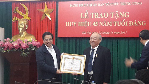 
&Ocirc;ng Phạm Minh Ch&iacute;nh trao tặng Huy hiệu 45 năm tuổi Đảng cho &ocirc;ng Nguyễn Quốc Triệu
