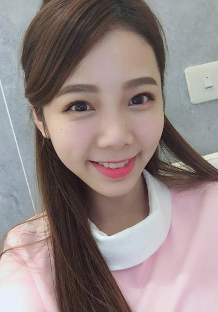 Ngay khi nh&igrave;n thấy h&igrave;nh c&ocirc; y t&aacute; xinh đẹp, nhiều ch&agrave;ng trai đ&atilde; k&eacute;o đến ph&ograve;ng kh&aacute;m nơi Ning l&agrave;m việc xin được l&agrave;m răng nhưng mục đ&iacute;ch ch&iacute;nh l&agrave; để được tr&ograve; chuyện với c&ocirc;. Nhiều người c&ograve;n cho rằng Ning l&agrave; nữ y t&aacute; nha khoa đẹp nhất thế giới.