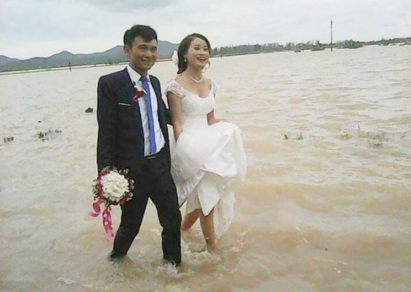 
Đ&aacute;m cưới trong ng&agrave;y mưa lũ của cặp đ&ocirc;i ở Nghệ An.
