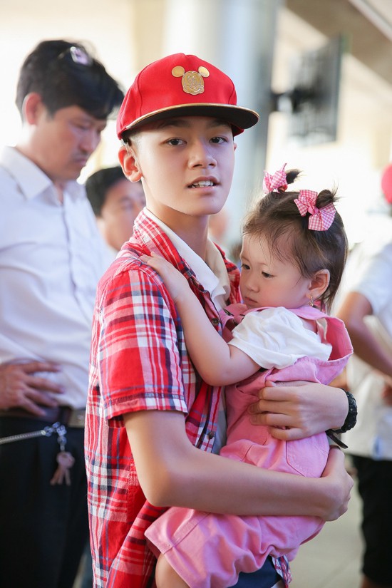 Bảo Bảo, con nuôi của cựu người mẫu cũng ra sân bay sáng nay. Cậu nhóc là con nuôi chung của Trang Trần và ông xã Louis.