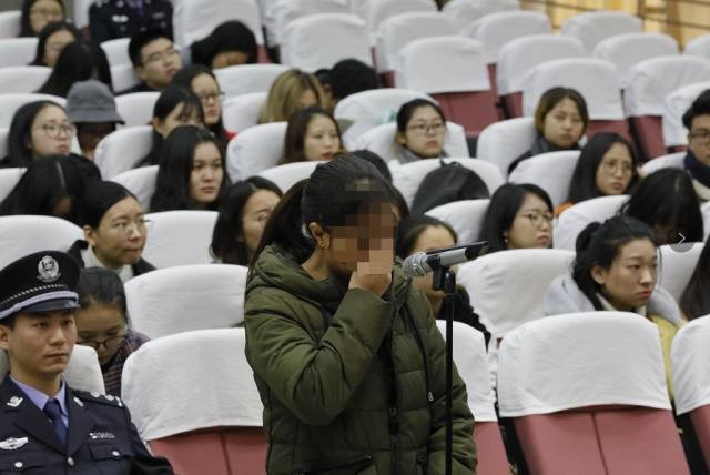 Chị Trần vừa kh&oacute;c vừa kể lại những năm th&aacute;ng bị chồng bạo h&agrave;nh.