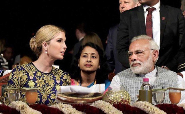 Ivanka ngồi cạnh Thủ tướng Ấn Độ trong bữa tiệc. (Ảnh: NDTV)