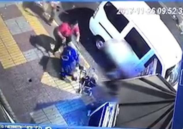 Hình ảnh Pinones Iter vứt chiếc xe đẩy ra đường khiến nhiều người kinh hoàng. (Ảnh: Cắt từ Clip)