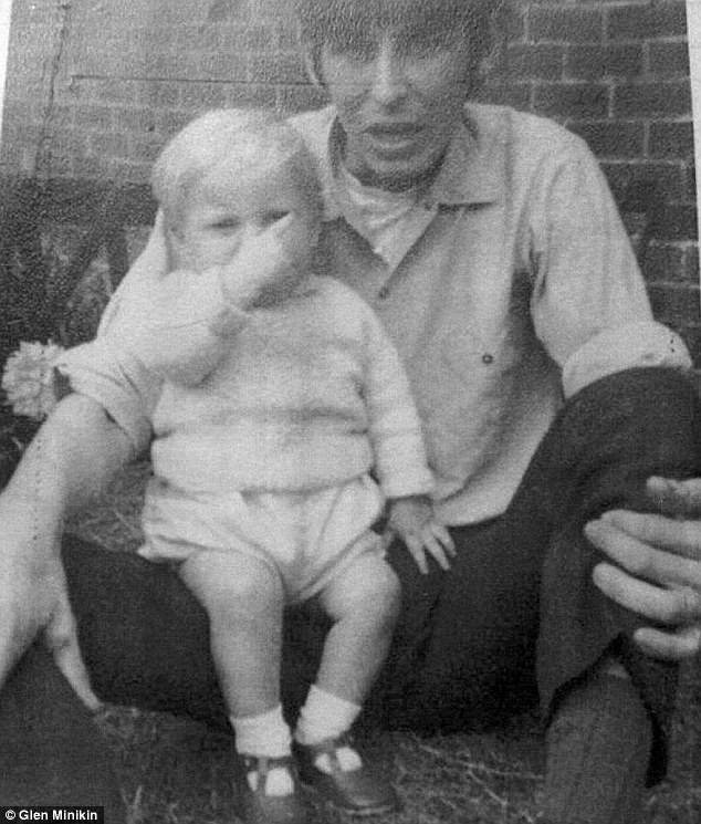 Bức ảnh bé Paul ngồi trên đùi cha dượng khiến anh trai cậu bé nhớ ra mọi chuyện.