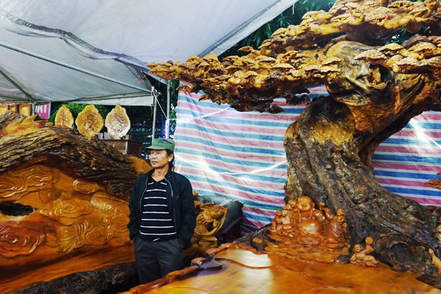 Nghệ nhân Nguyễn Văn Phúc bên siêu phẩm của mình. Để hoàn thành được bộ bàn ghế tứ linh này, 2 nghệ nhân cùng 2 thợ phụ đã phải làm việc ròng rã 6 tháng trời. Bởi vậy, giá trị của bộ sản phẩm này không chỉ ở chủng loại gỗ, tuổi gỗ mà còn nằm ở công sức trí tuệ, tâm huyết, trí sáng tạo của người nghệ nhân