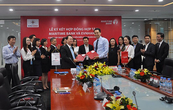 Các đại diện tại EVN HANOI và Maritime Bank cùng tham gia buổi ký kết hợp đồng hợp tác tại Hội sở của Maritime Bank