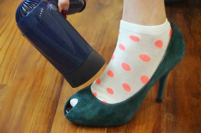 Vào mùa lạnh, chúng ta thường có thói quen xỏ giày liên tục, không phân biệt độ tuổi, giới tính.