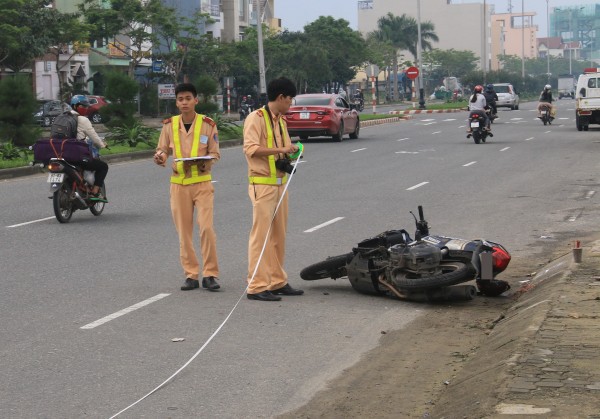 
Một số người dân cho biết, nam thanh niên tử vong chạy xe máy với tốc độ khá nhanh.
