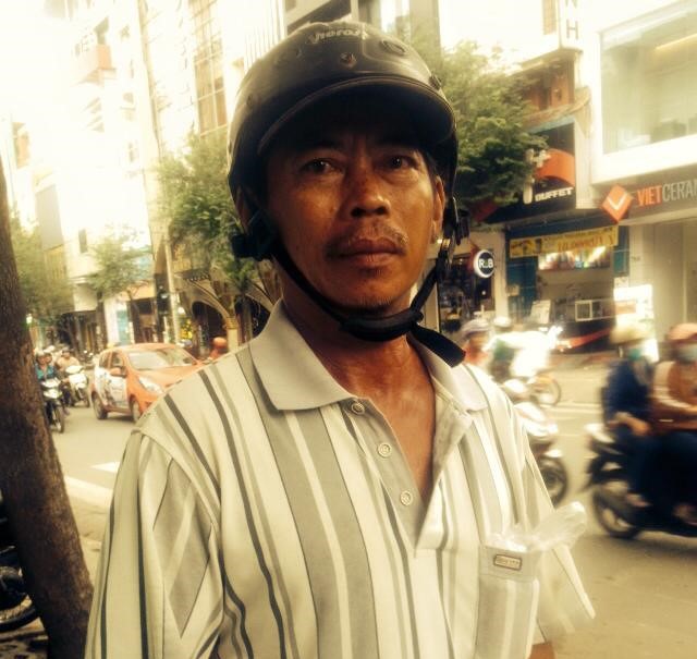 Ông Hiền lặn lội mỗi ngày đi tìm con trong vô vọng.