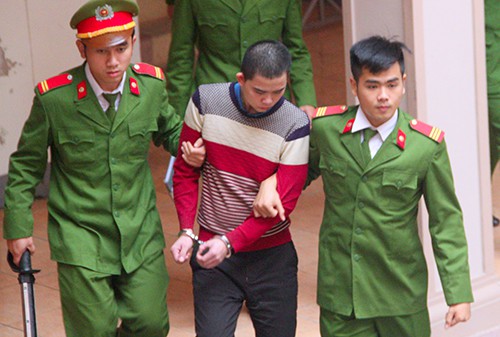 Bị cáo Dương bị cảnh sát áp giải ra xe thùng. Ảnh: Đức Hùng
