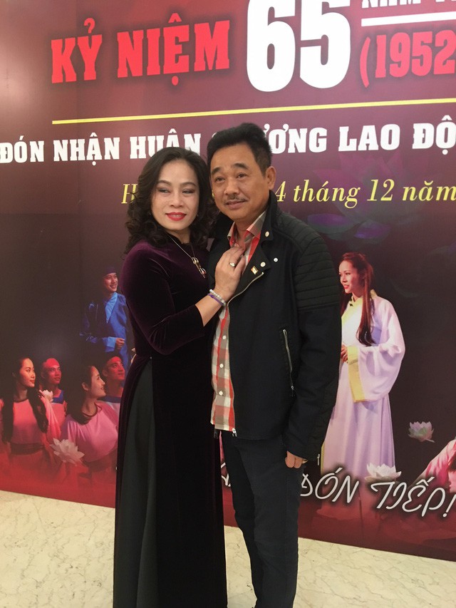 Nghệ sĩ Quốc Khánh và nghệ sĩ Thuý Phương trong lễ kỷ niệm 65 năm thành lập Nhà hát Kịch Việt Nam diễn ra sáng 14/12. Ảnh: Tùng Long.