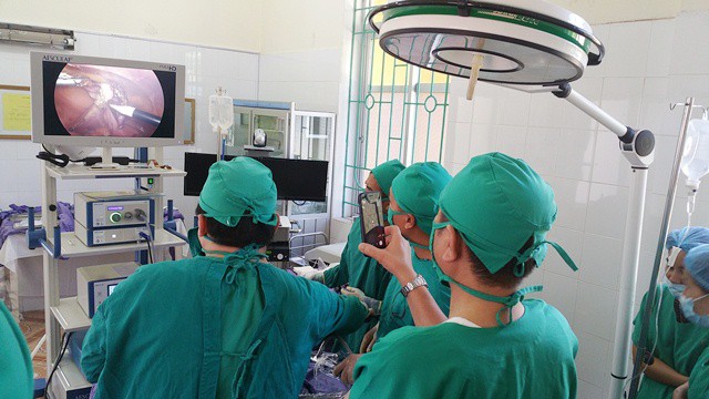 Các bác sĩ tiến hành nội soi cắt u buồng trứng cho bệnh nhân tại Trung tâm Y tế Cô Tô.