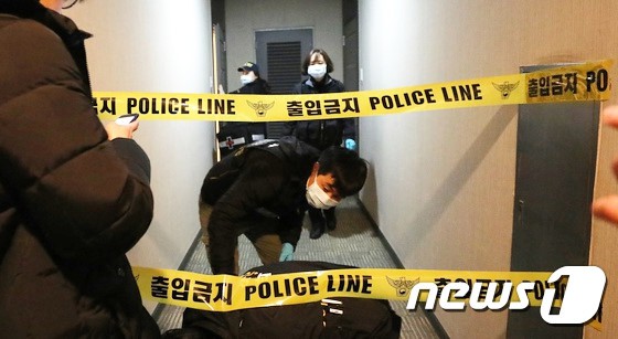 Than được tìm thấy trên chiếc chảo nóng. Jong Hyun ngừng thở khi cảnh sát có mặt.