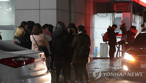 Fan tập trung đông đúc trước cổng bệnh viện để chờ đợi những thông tin mới nhất của SM. Cho tới tận bây giờ, vẫn chưa ai dám tin Jonghyun đã qua đời.