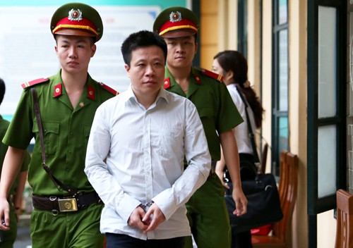 Cựu chủ tịch OceanBank Hà Văn Thắm bị tuyên án tù chung thân trong một vụ án vừa xét xử tháng 9/2017..
