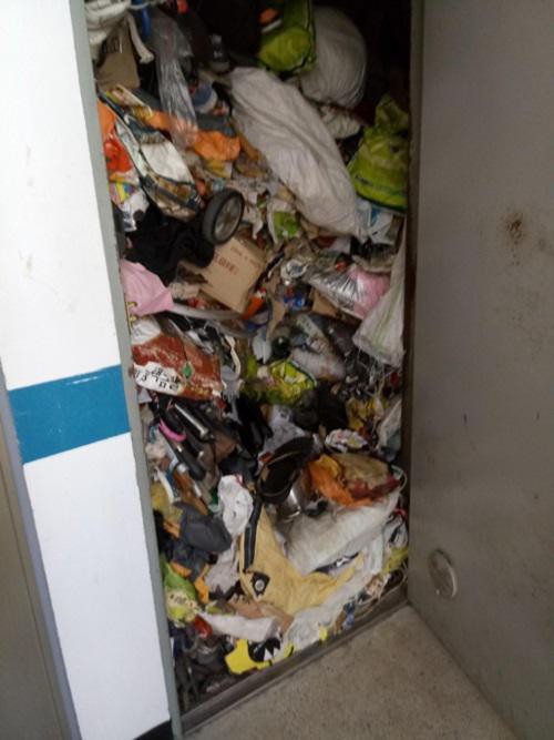 V&agrave; sau một thời gian, những m&oacute;n đồ được t&iacute;ch trữ n&agrave;y dần trở th&agrave;nh một đống lộn xộn, xuất hiện trong bất k&igrave; ng&oacute;c ng&aacute;ch n&agrave;o của căn nh&agrave;, l&agrave;m cản trở v&agrave; g&acirc;y kh&oacute; khăn cho những sinh hoạt b&igrave;nh thường.