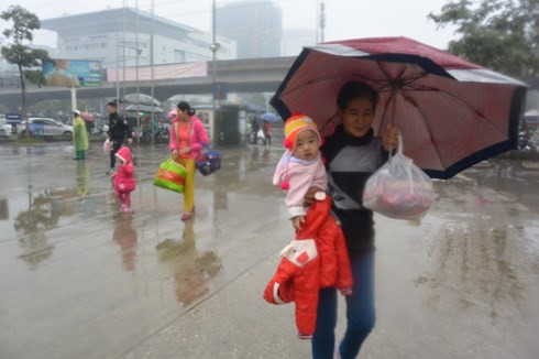 
Sáng nay, Hà Nội và miền Bắc có mưa khá nặng hạt và gió lạnh tăng cường, nhưng bất chấp dòng người vẫn đổ ra bến xe, ga tàu để về quê, đi chơi...
