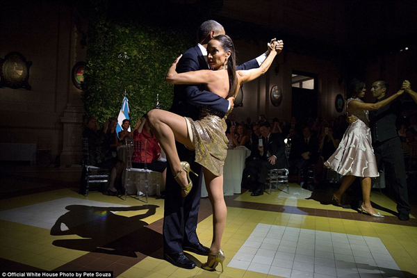 
Ông Obama nhảy điệu tango với vũ công chuyên nghiệp trong tiệc tối do Tổng thống Argentina Mauricio Macri tổ chức ở thủ đô Buenos Aires.
