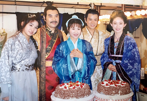 
Lương Tiểu Băng cùng Trần Gia Huy và các diễn viên đảm nhận vai a hoàn thân cận (ngoài cùng bên trái), phụ thân - phụ mẫu của Chúc Anh Đài.

