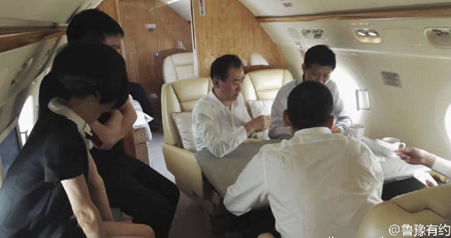 Ông có thói quen chơi đấu địa chủ trên máy bay riêng mỗi khi di chuyển. Ảnh: China Money Network.