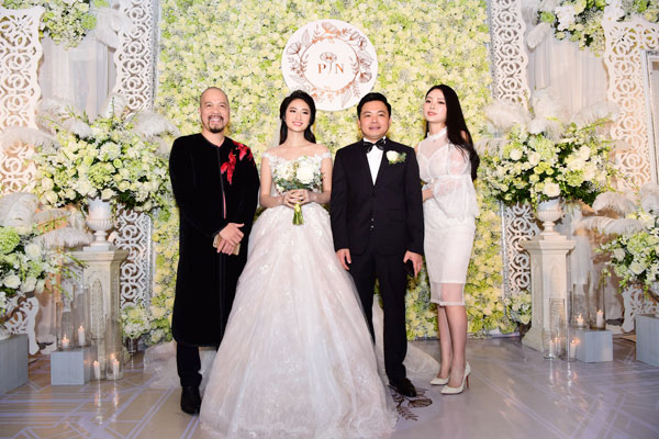 
NTK Đức Hùng và Hoa hậu Dân tộc Ngọc Anh đến chúc mừng hôn lễ của Thu Ngân.
