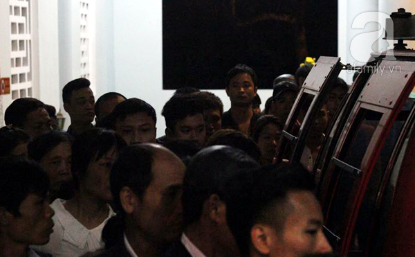 Khu vực l&ecirc;n c&aacute;p treo đ&ocirc;ng đ&uacute;c l&uacute;c 4 giờ s&aacute;ng.
