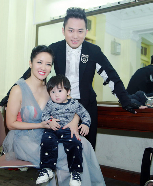 
Diva Hồng Nhung thích thú bế con trai Tùng Dương ở hậu trường đêm nhạc tối qua.
