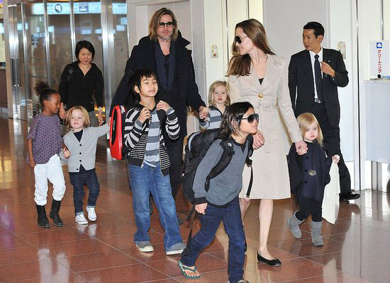 
Cùng các em, Maddox khoác balô xuống sân bay ở Tokyo, Nhật Bản tháng 11/2011. Maddox luôn thể hiện là một người anh cả chững chạc của 5 đứa em nhỏ.

