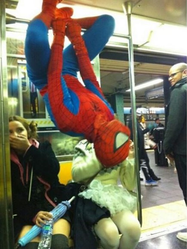 
11. Nếu không đi tàu điện ngầm thì liệu có thể gặp Người Nhện đời thường như thế này không?
