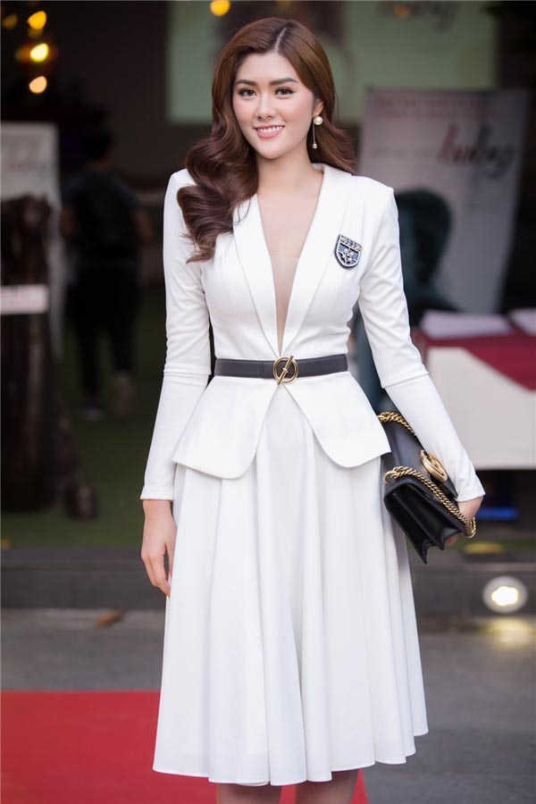 
Huỳnh Tiên sinh năm 1995, cô từng hoạt động trong lĩnh vực người mẫu, đăng quang Hoa hậu Châu Á tại Úc năm 2015 và vừa trở thành tân binh mới của làng nhạc Việt Nam.
