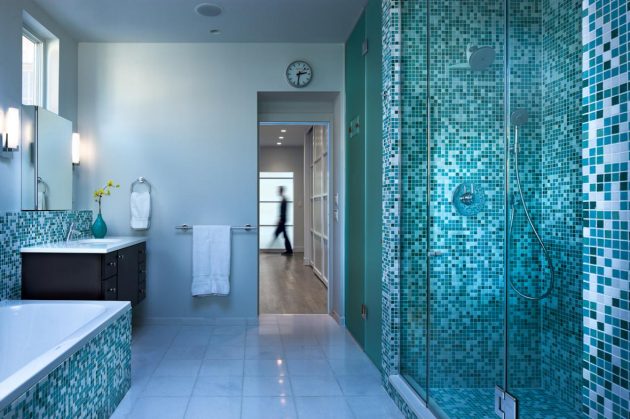 11. Bài trí bức tường với họa tiết ô vuông nhỏ tinh tế được bao trùm với màu xanh cực tây đem đến cảm nhận không gian mát lạnh cho phòng tắm nhà bạn. Đây hẳn là lựa chọn hoàn hảo cho sắc màu nhà tắm vào mùa hè nóng nực.