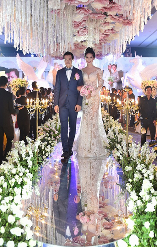 
Đám cưới của người đẹp Sang Lê và doanh nhân Việt Anh được đánh giá là một trong những đám cưới xa hoa nhất showbiz Việt.

