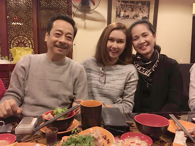  Ngoài việc diễn xuất, Hương Giang còn là diễn viên lồng tiếng cho nhiều bộ phim. Cô thường xuyên gặp NSND Lan Hương - người đóng vai bà mẹ chồng tai quái trong phim Sống chung với mẹ chồng - khi đi lồng tiếng cho phim. 