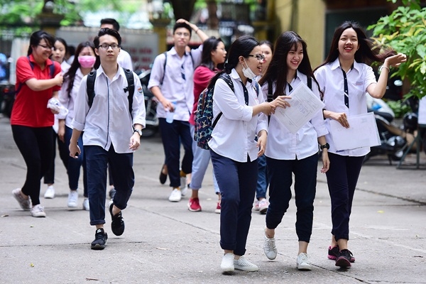 
Các thí sinh trước giờ thi môn Văn tại điểm thi trường THPT Việt Đức, Hà Nội.
