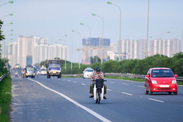 Một trường hợp đi tr&aacute;i ph&eacute;p v&agrave;o đường d&agrave;nh ri&ecirc;ng cho &ocirc; t&ocirc;, vừa l&aacute;i xe vừa xem điện thoại.