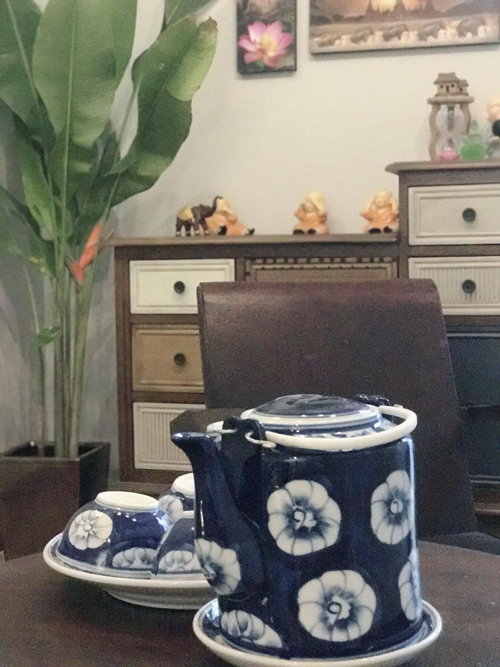 Bộ ấm chén uống nước trà được Minh Châu lựa chọn tỉ mỉ để phù hợp với không gian hoài niệm trong phòng Tự sự.