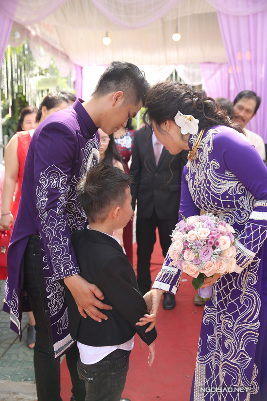 
Dù bận rộn tiếp khách trong lễ cưới sáng nay nhưng Lê Phương và Trung Kiên vẫn luôn quan tâm đến con trai.
