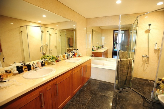 Phòng tắm rộng và sang như khách sạn và có tới hai bồn rửa tay.