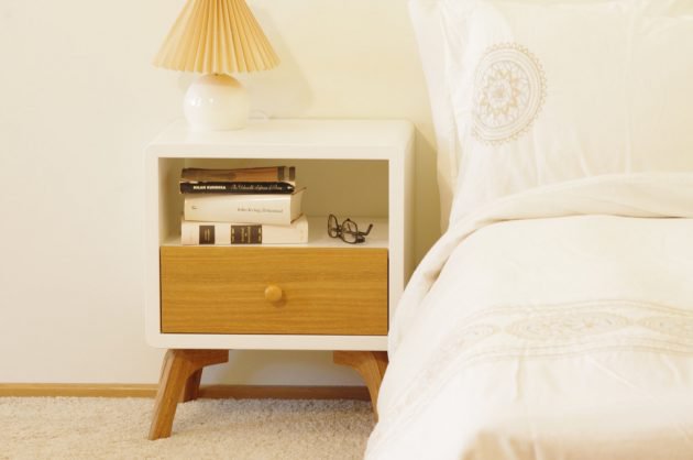 11. Tiếp tục là 1 thiết kế sử dụng hoàn toàn là gỗ sồi sang trọng, chiếc bàn đầu giường này không chỉ giúp bạn lưu trữ sách, kính, máy tính hay đèn ngủ, mà nó còn trở thành điểm nhấn cho toàn bộ không gian.