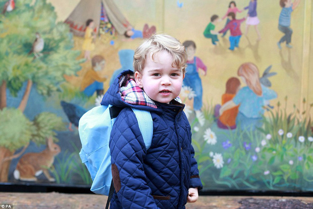 
Hình ảnh Hoàng tử bé trong ngày đầu tiên tại nhà trẻ Westacre Montessori, gần Sandringham, Norfolk năm 2016.
