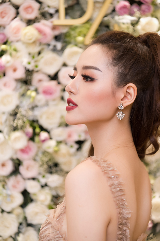 
Cô được xem là nữ hoàng lookbook bởi được rất nhiều thương hiệu và cửa hàng thời trang ở Hà Nội mời chụp hình quảng cáo.
