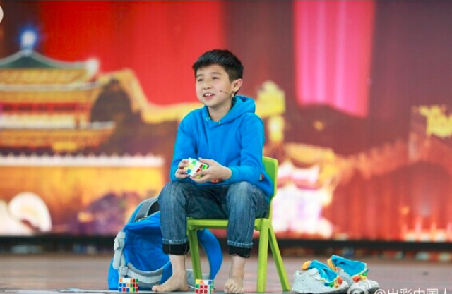 Hình ảnh cậu bé đáng yêu tham gia các chương trình truyền hình tìm kiếm tài năng ở Trung Quốc.