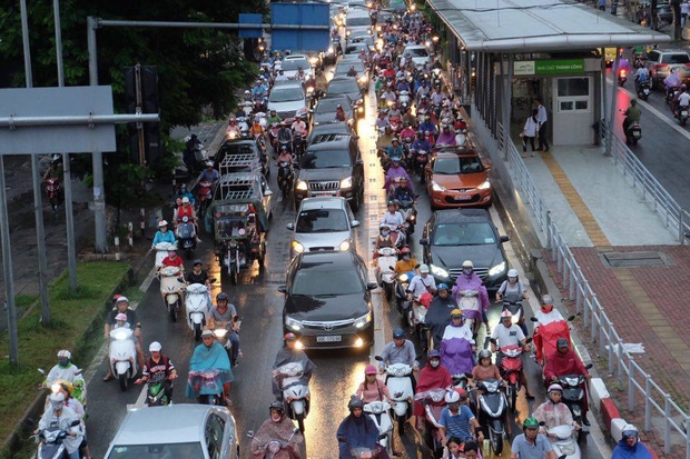 Làn đường dành riêng cho BRT cũng đã bị chiếm dụng.