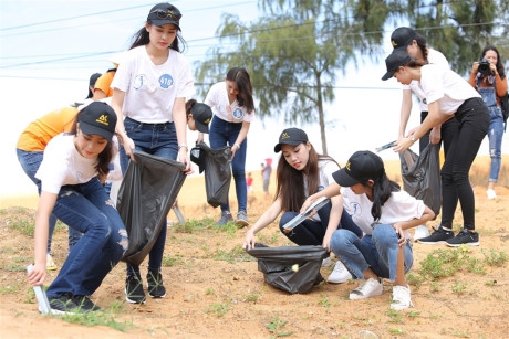 Ngay sau lễ diễu hành bằng xe đạp, 33 cô gái tiếp tục với các hoạt động nhặt rác tại làng chài Mũi Né, làm sạch khu vực cồn cát đỏ.