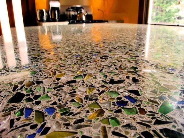 Những mảnh chai thủy tinh với những màu sắc đặc biệt nếu được kết hợp cẩn thận, có thể tạo ra một sàn nhà lung linh thế này đây!