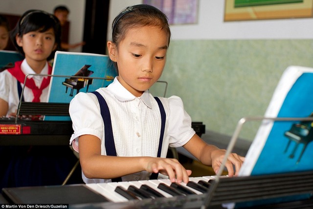 
Học sinh tập đàn tại một lớp học ở Bình Nhưỡng.
