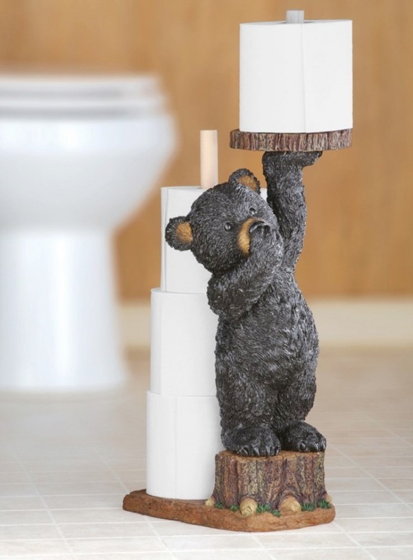 Một cách trang trí quá dễ thương. Chú gấu này có thể một tay nâng cả cuộn giấy vệ sinh cho bạn đấy. Ngoài ra trục chính ở phía sau chú gấu cũng có thể giữ thêm 3 cuộn giấy khác nữa.
