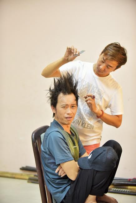 
Danh hài “đòi” làm tóc sao cho giống ca sĩ hải ngoại Mạnh Quỳnh.
